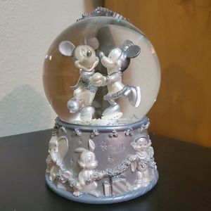 Mickey and Minney Winter Snow Globe